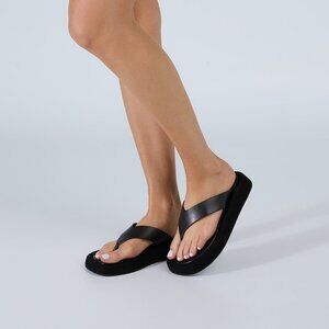 Like new Tony Bianco Ives Sandal in Black Como leather suede platform flip flop